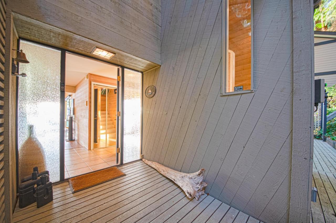 Waterfront Cottage With Superb Coastline Views West Vancouver Luaran gambar